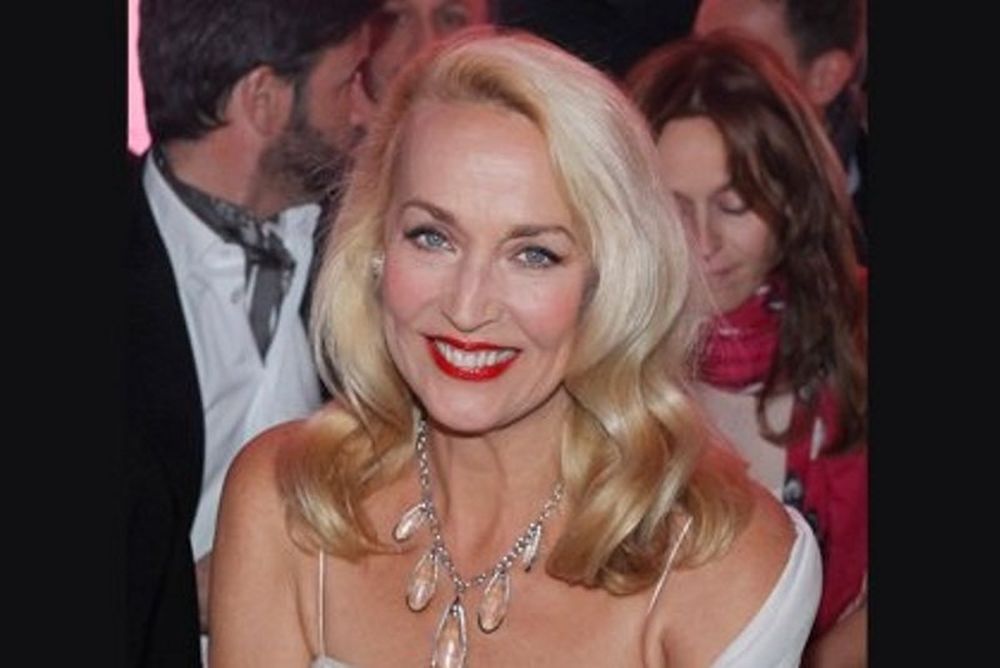 Τι έχει στο νεσεσέρ της η Jerry Hall;