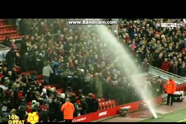 Μούσκεμα οι φίλοι της Λίβερπουλ (video)