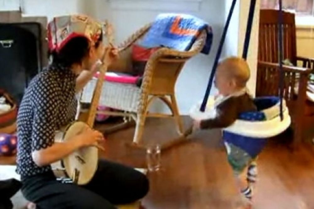 Βίντεο: Η μαμά παίζει μουσική και το μωρό χορεύει τρελά!
