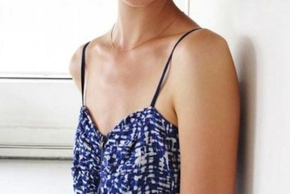 Διάσημο μοντέλο κολλάει τα παπούτσια στα πόδια του!