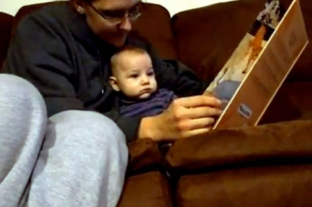 Βίντεο: Του διαβάζει παραμύθια και εκείνος…