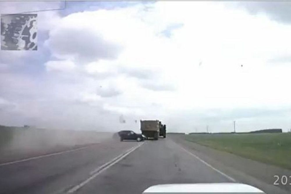 Οδηγοί... καμικάζι προκαλούν απίστευτα ατυχήματα (video)