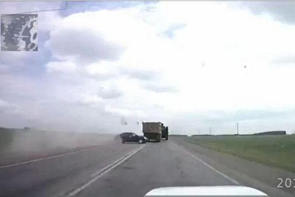 Οδηγοί... καμικάζι προκαλούν απίστευτα ατυχήματα (video)