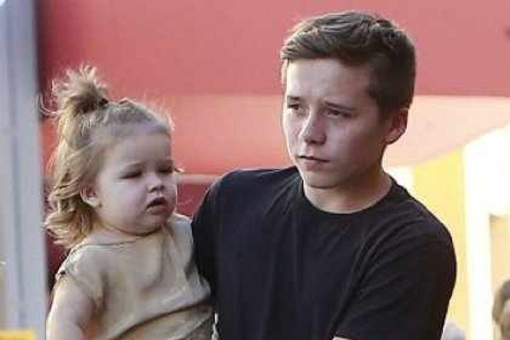 Ο μεγαλύτερος γιος Beckham, αγκαλιά με τη νεότερη αδερφή του