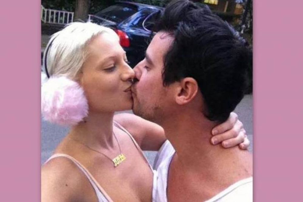 Τζούλια Αλεξανδράτου: Επέστρεψε στην Ελλάδα και φιλιέται στη μέση του δρόμου (φωτό)