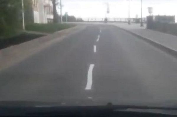 Μεθυσμένος Ρώσος εργάτης φτιάχνει... μεθυσμένες λωρίδες κυκλοφορίας (video)