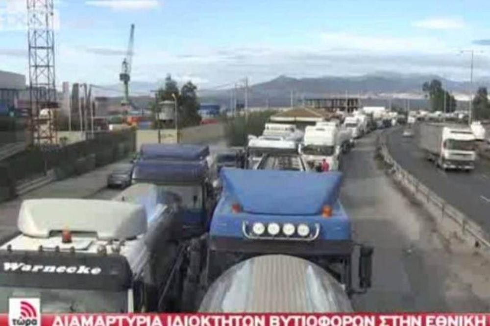 ΤΩΡΑ: Στη Βουλή κατευθύνονται 50 βυτιοφόρα (video)