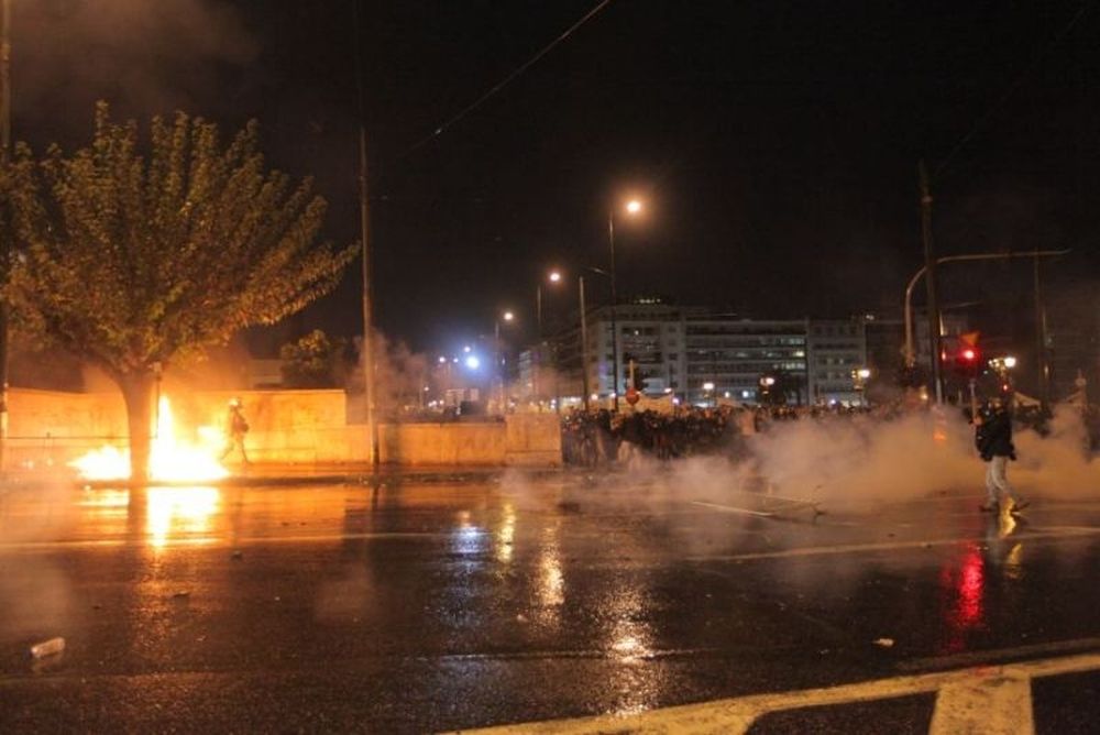 Eνταση πετροπόλεμος και μολότοφ στο Σύνταγμα (photos)