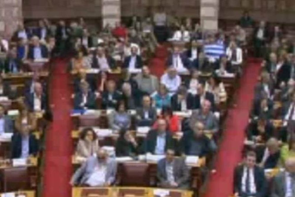 Μαζί με το «ΟΧΙ» σήκωσε και τη σημαία