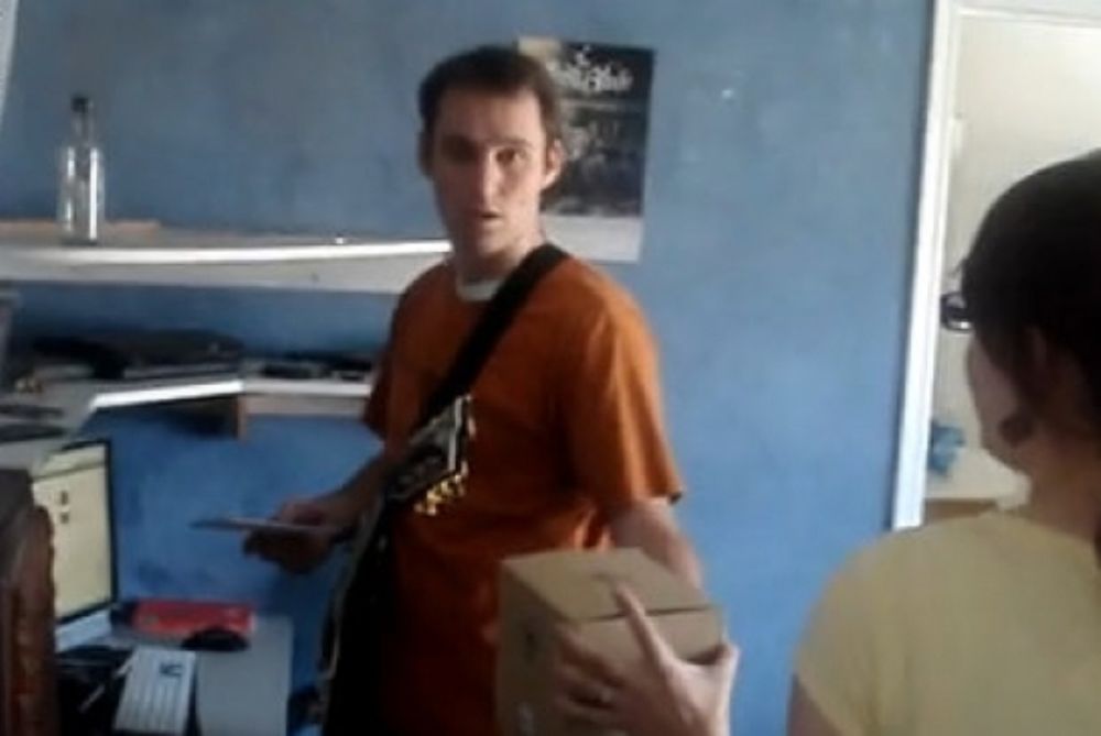 Η απίστευτη αντίδραση ενός άντρα που μαθαίνει ότι θα γίνει για πρώτη φορά μπαμπάς