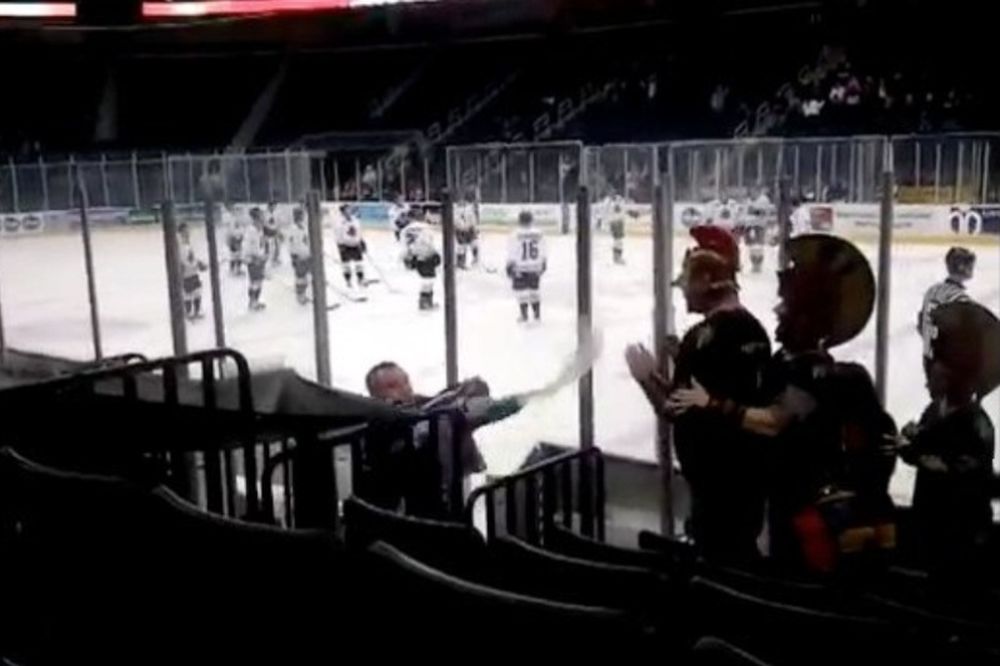 ECHL: Παίκτης πέταξε νερό σε φιλάθλους (video)