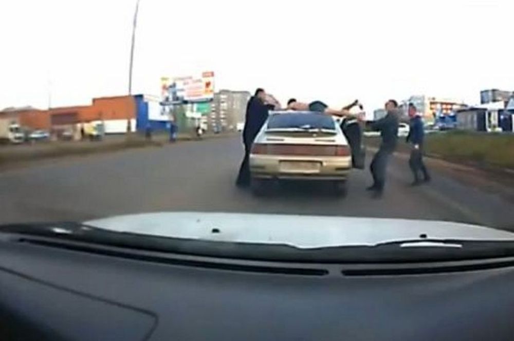 Ημίγυμνος κλέφτης τρώει ξύλο και συλλαμβάνεται (video)