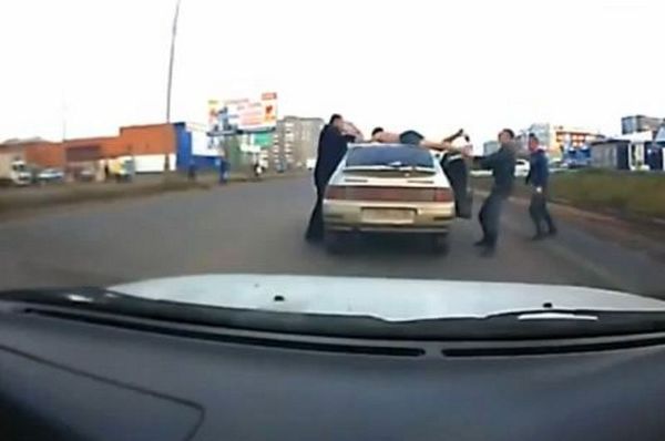 Ημίγυμνος κλέφτης τρώει ξύλο και συλλαμβάνεται (video)