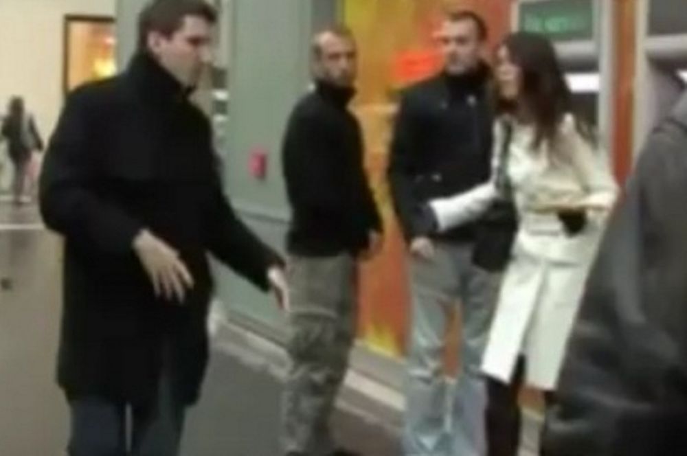 Βίντεο: Της πιάνει τον... στο ΑΤΜ και τρέχει!