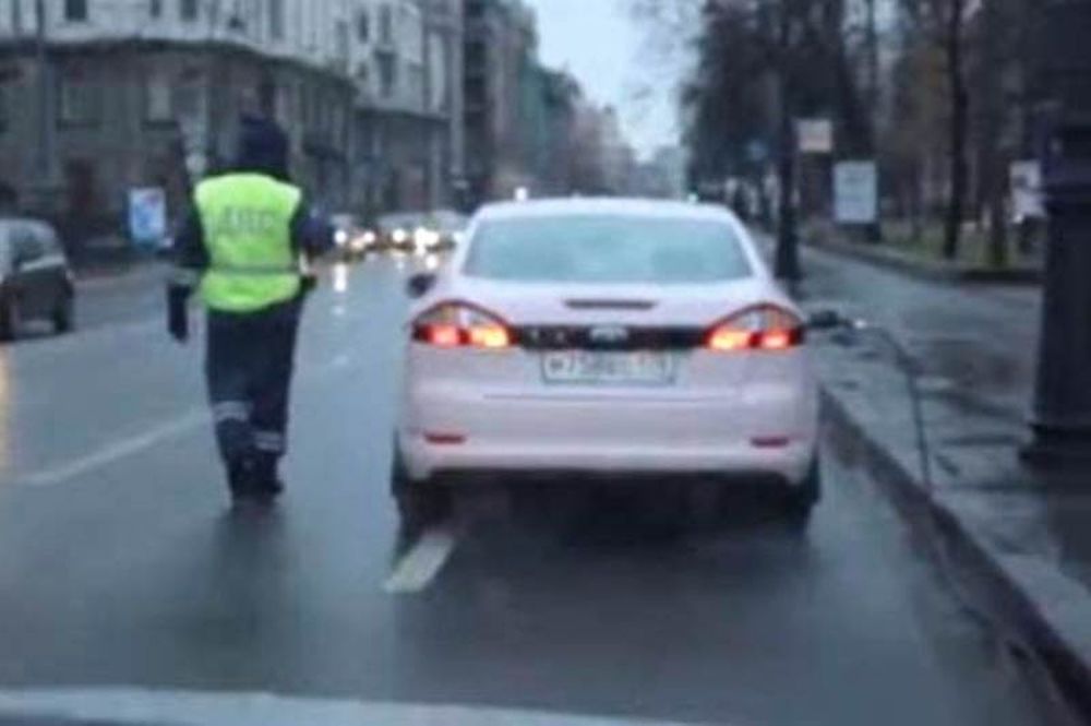 Αφηρημένος οδηγός που τα σπάει...(βίντεο)