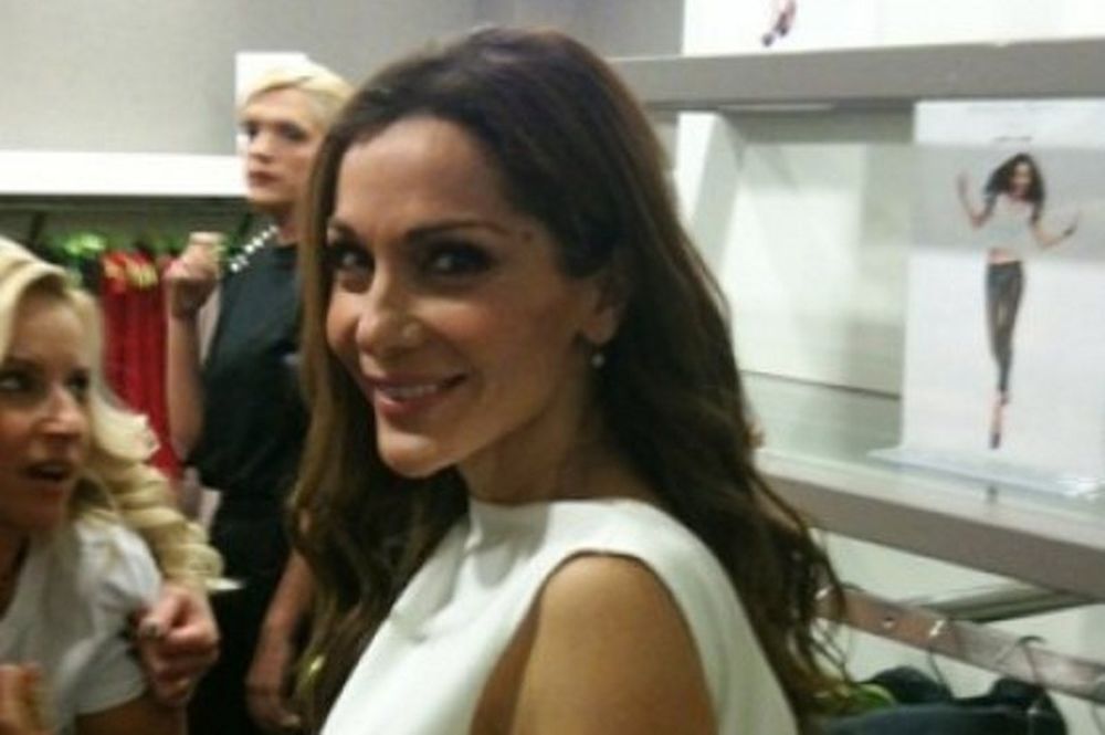 Συμβαίνει τώρα: Η παρουσίαση των ρούχων της Δέσποινας Βανδή