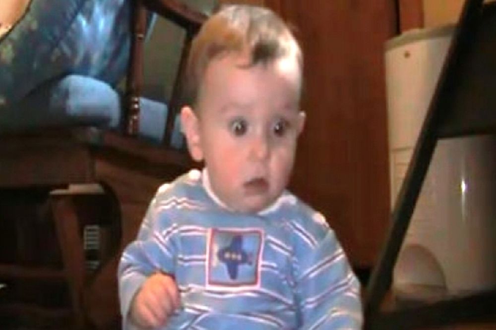 Βίντεο: Με τι τρομάζει ο μπόμπιρας;