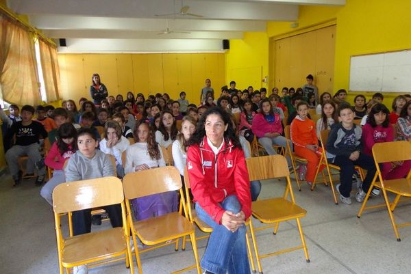 Η Τίνα Κεφαλά κοντά στα παιδιά 