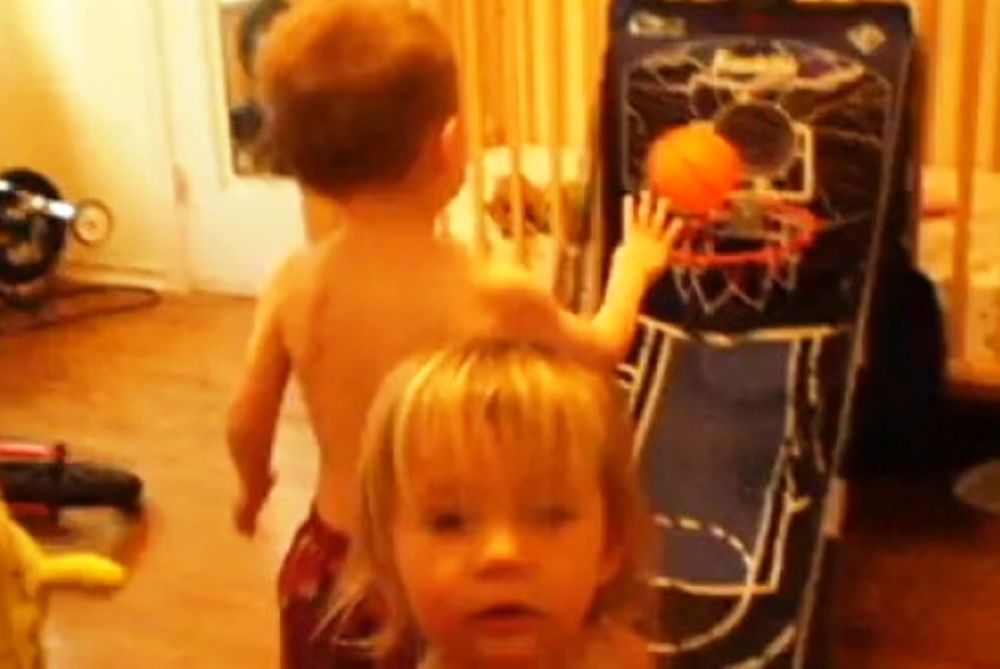 Βίντεο: Όταν τα παιδιά παίζουν… μπάσκετ!