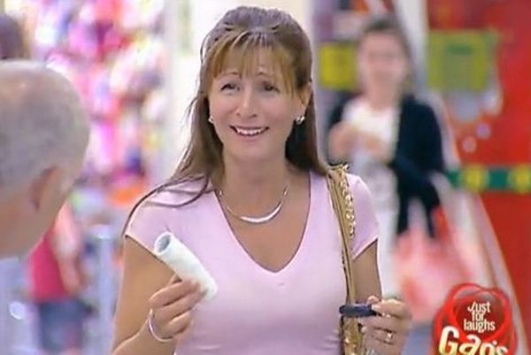 «Συγκόλληση» πέους σε... άγαλμα (video)