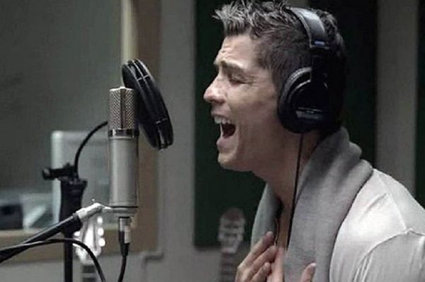Ο Ρονάλντο τραγουδάει για τον Μέσι! (video)