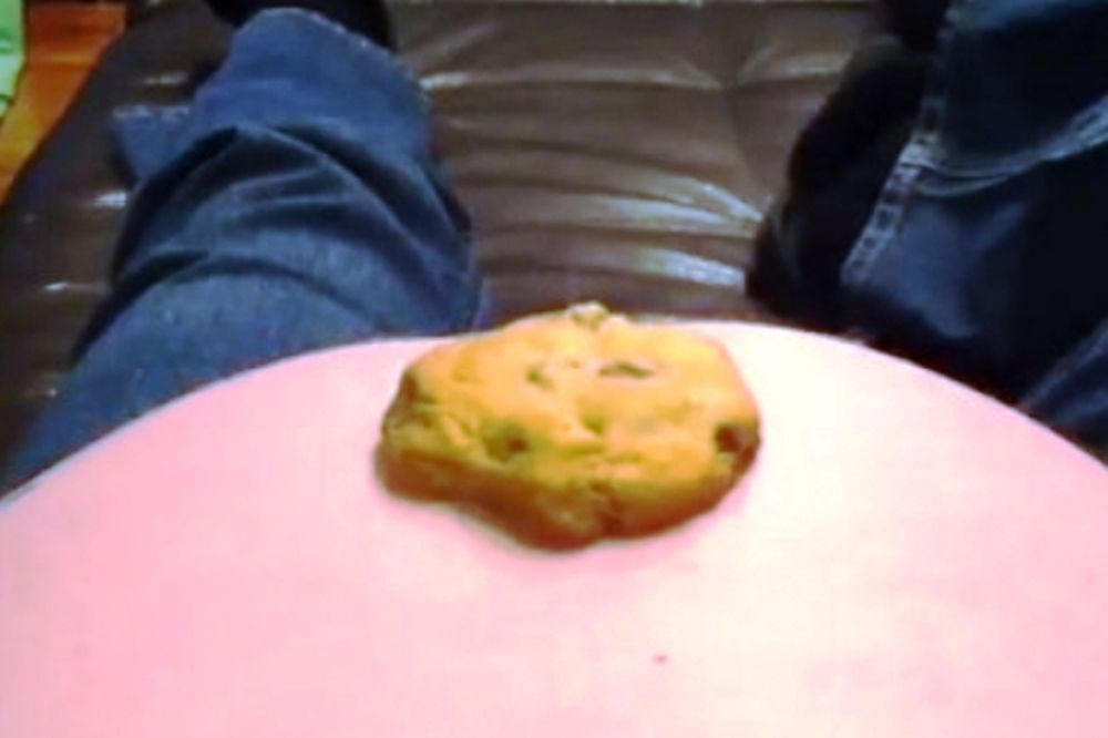 Απίστευτο: Δείτε το έμβρυο να κλωτσάει το μπισκότο από την κοιλιά της μαμάς! 