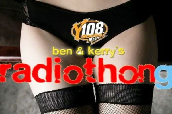 Radiothong: Στο δρόμο με το στρινγκάκι και αγκαλιάζει κόσμο (Video)