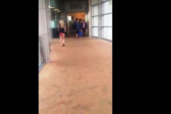 Βίντεο: Της σήκωσε το φόρεμα ο άνεμος και... 