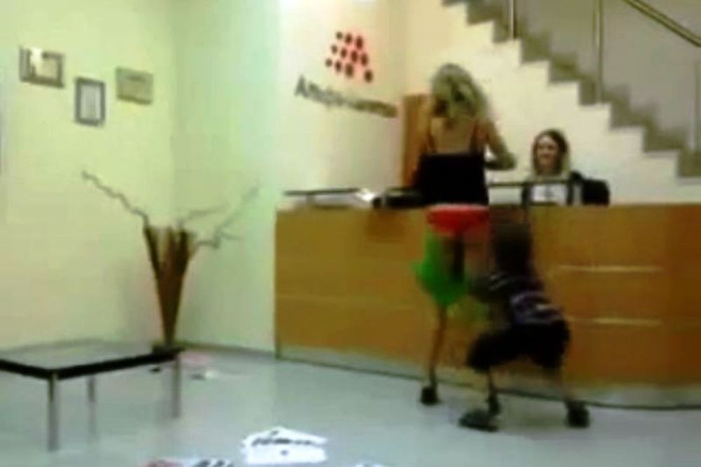 Εξαλλος πιτσιρικάς κατεβάζει τη φούστα της μητέρας του