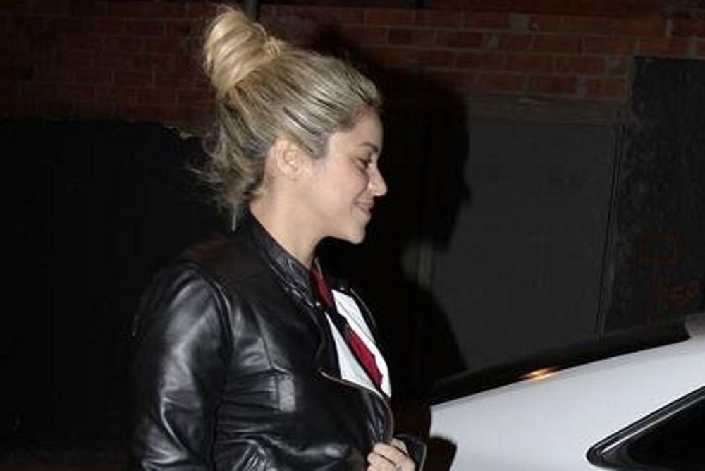 Γιατί κρύβει την κοιλιά της η Shakira;