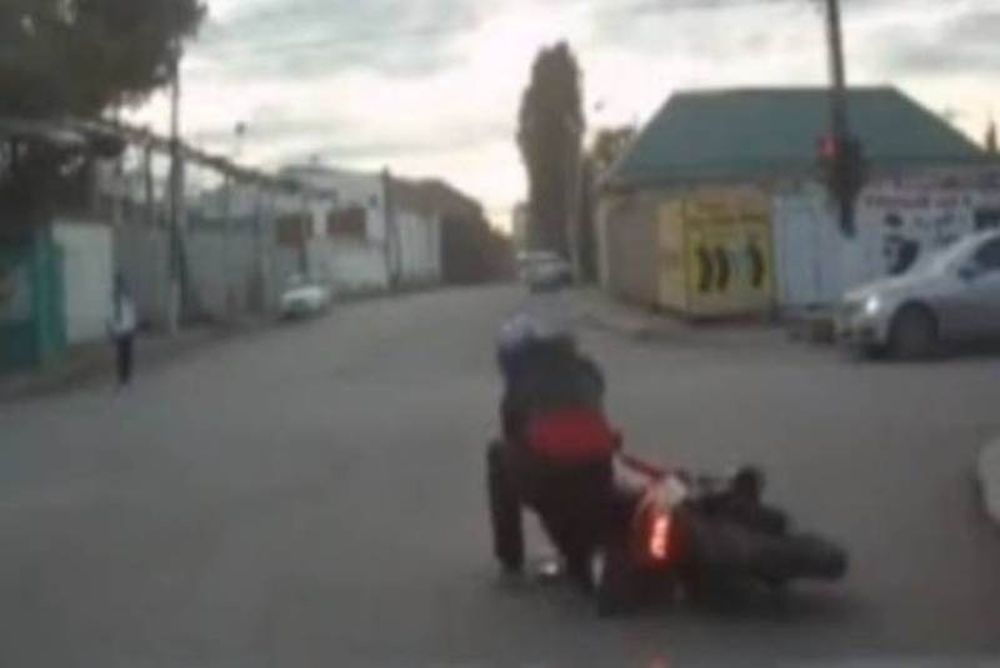 Βίντεο: Ο πιο... τραγικός οδηγός μηχανής που έχετε δει