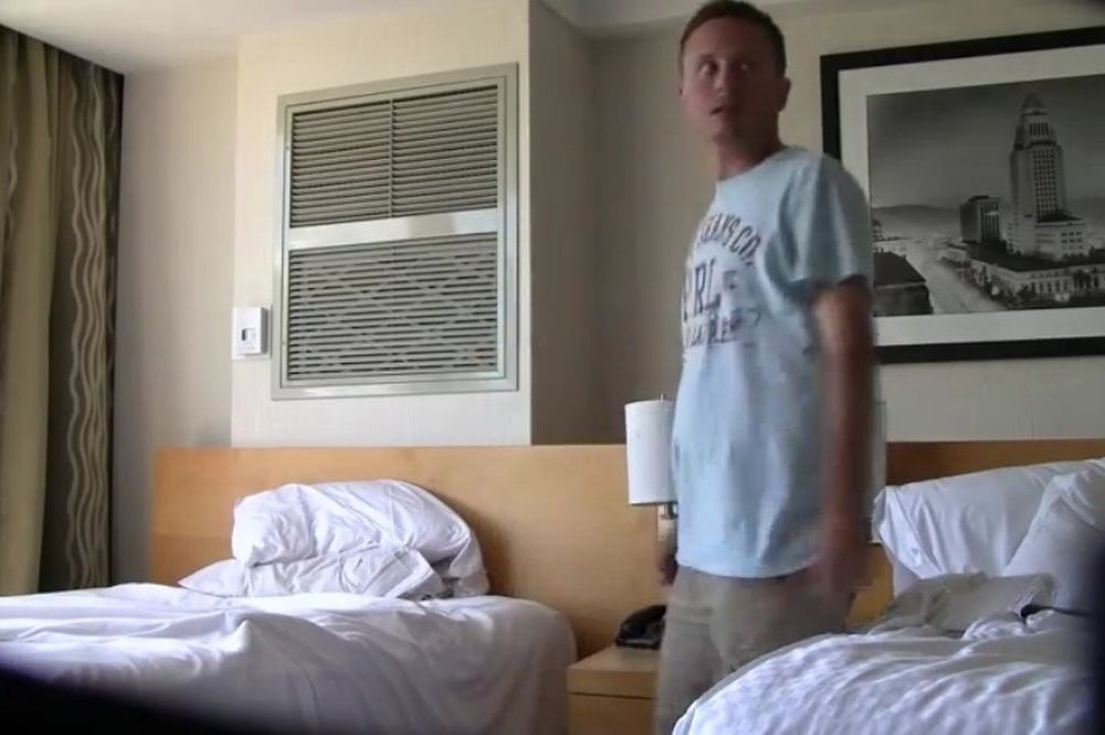 Ξύπνησε, βρήκε προφυλακτικό χρησιμοποιημένο δίπλα του και... τρελάθηκε