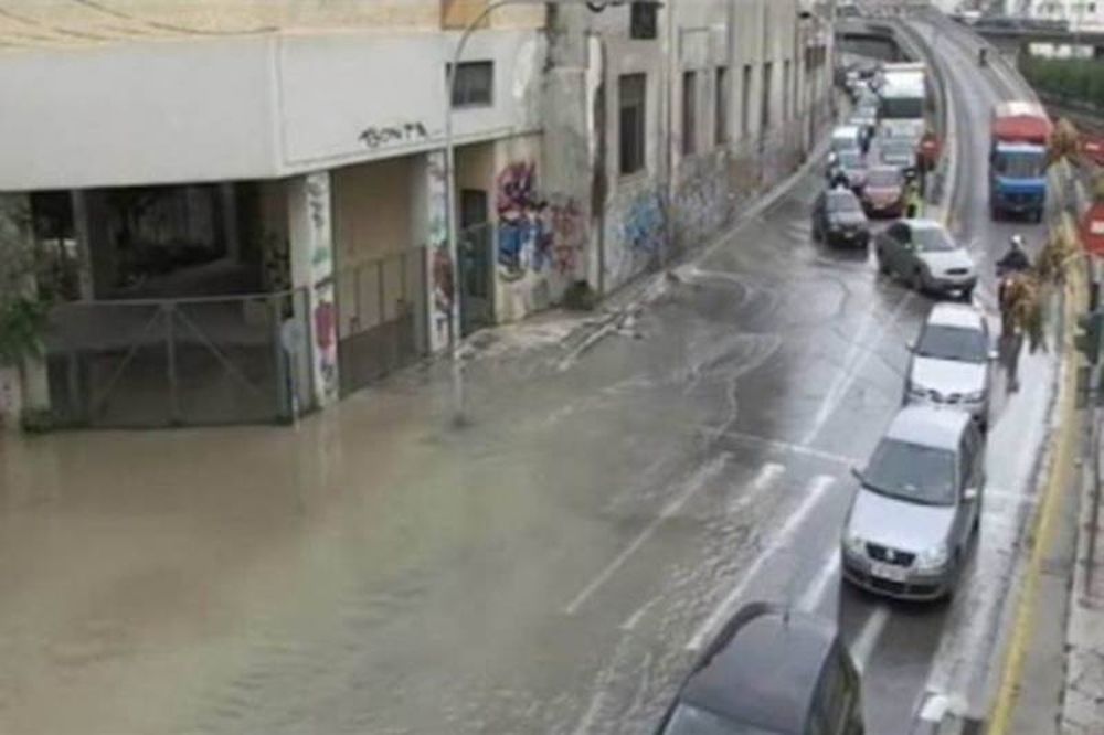 Πειραιάς: Σπασμένος αγωγός της ΕΥΔΑΠ προκαλεί κυκλοφοριακό χάος (video)