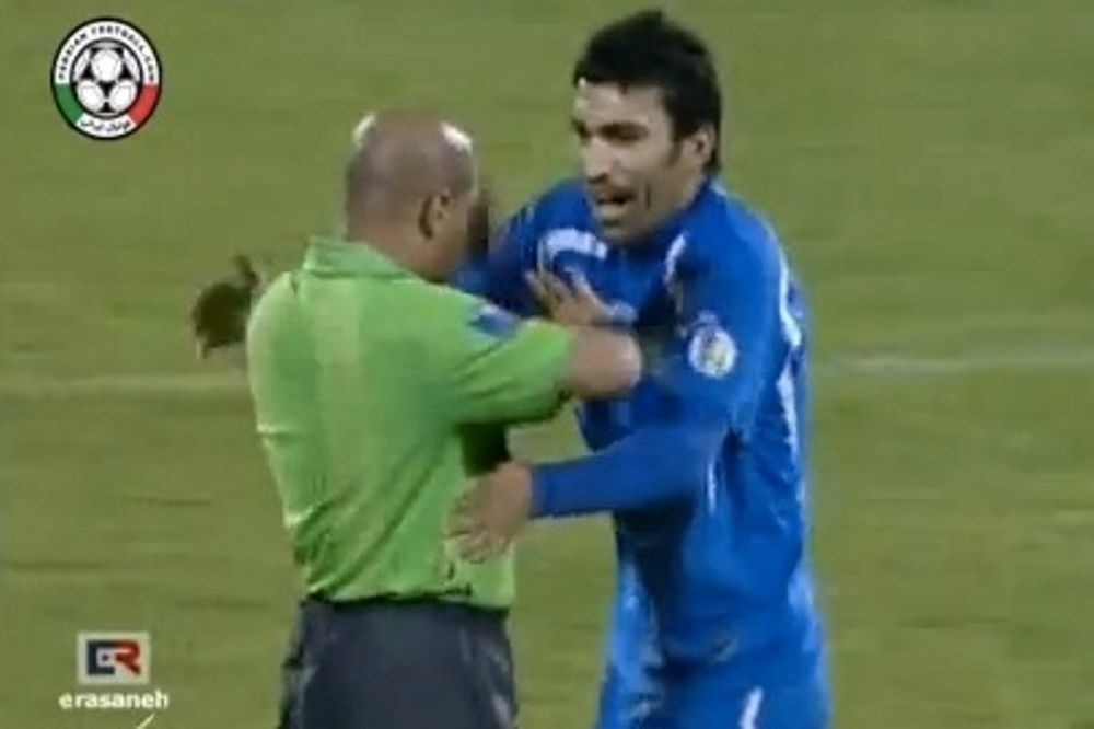 Αγκάλιασε τον διαιτητή για τη νίκη της ομάδας του! (video)