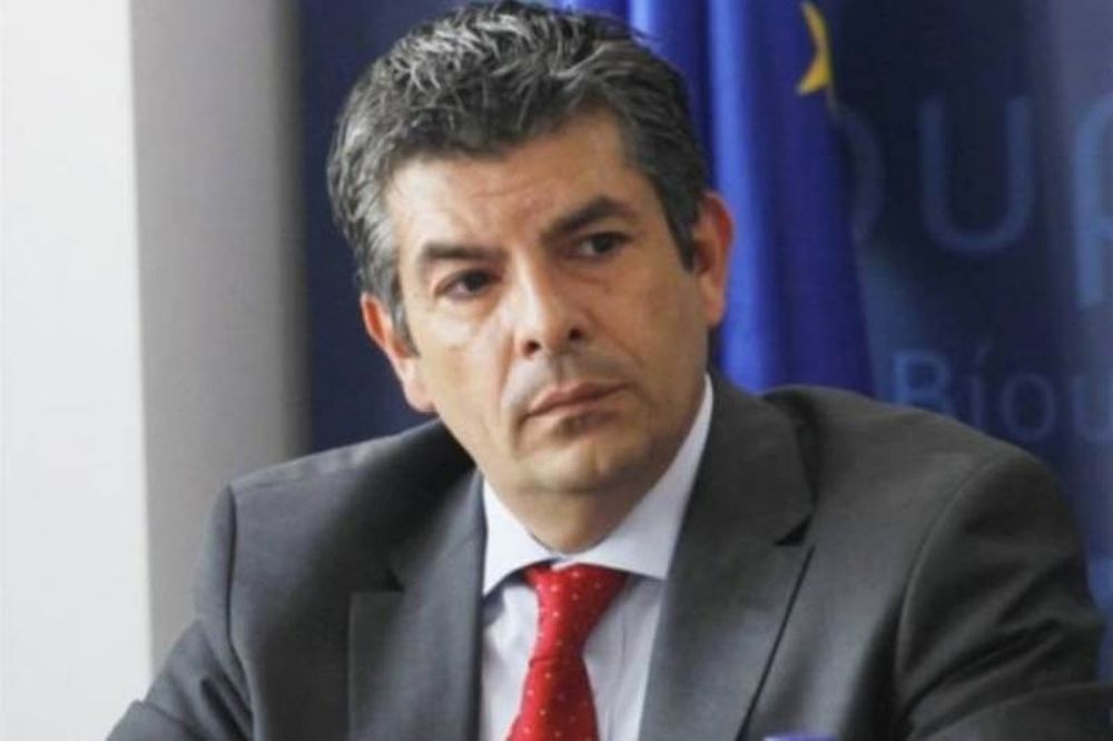 Πριν από λίγο: Πέταξαν καφέδες και έφτυσαν τον υφυπουργό Παιδείας 