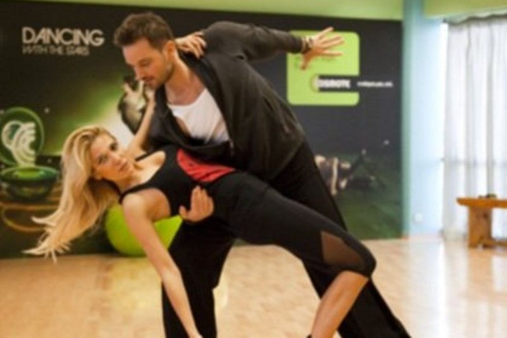 Αποκλειστικό: Η Έλενα Παπαβασιλείου απαντά στο Queen.gr χορεύοντας!