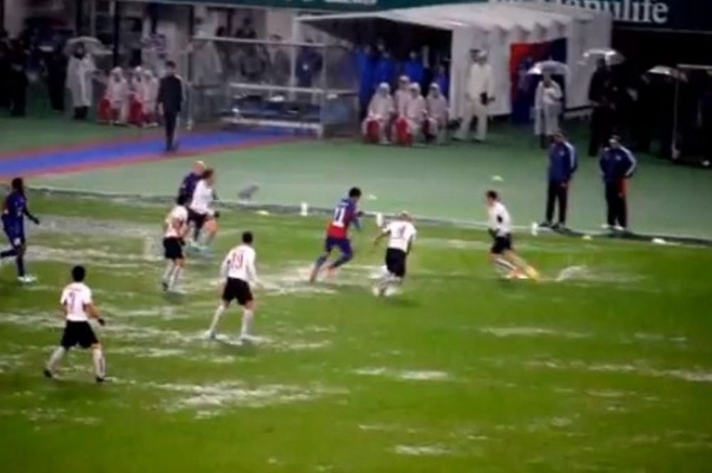 Έπαιξαν ποδόσφαιρο σε... πλημμυρισμένο γήπεδο! (video)