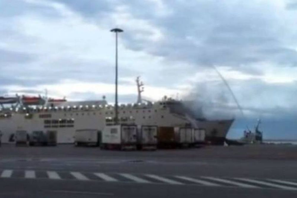 Πάτρα: Σε εξέλιξη φωτιά σε πλοίο - Κάηκαν 40 νταλίκες (video)