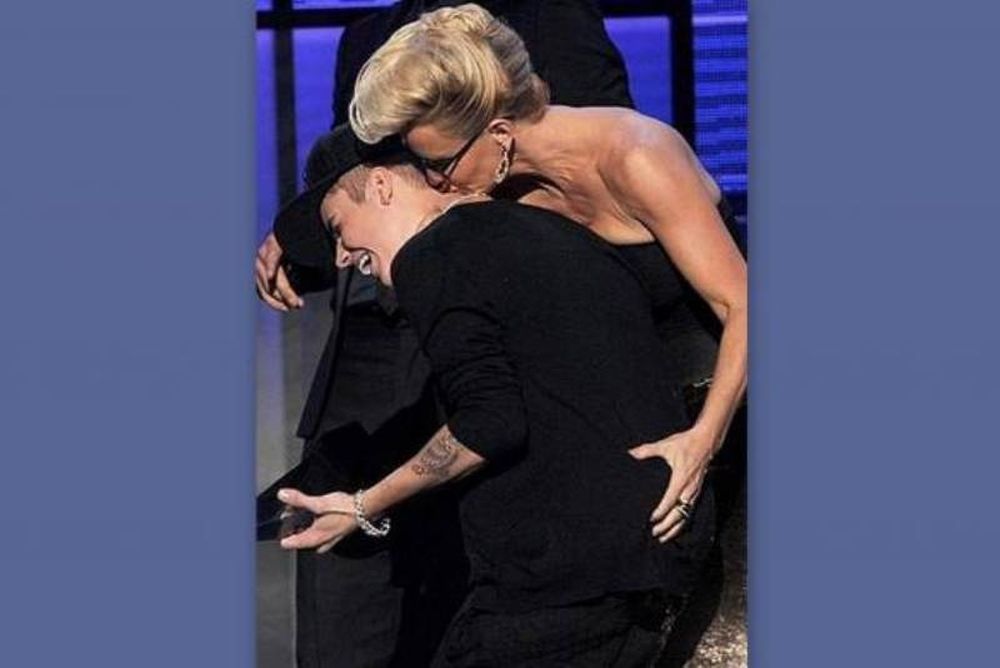 Χούφτωσέ τον! Χούφτωσέ τον!