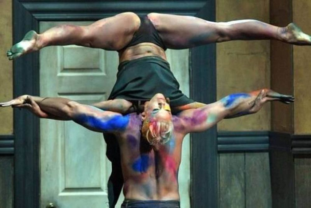 Τα απίστευτα ακροβατικά της...