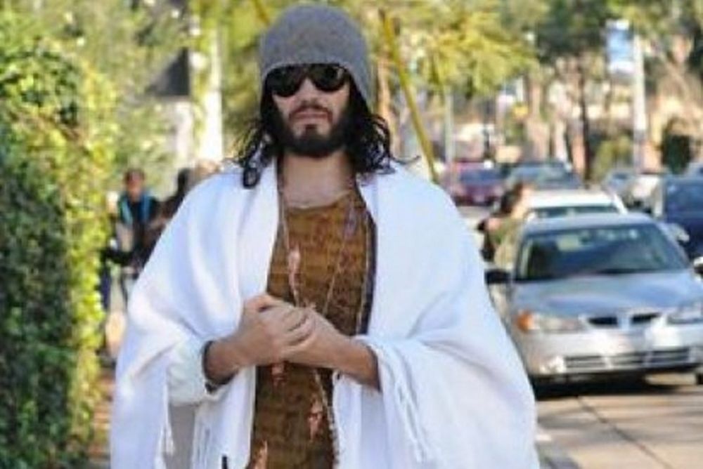 Russell Brand: Κυκλοφορεί στο δρόμο σαν τον τρελό