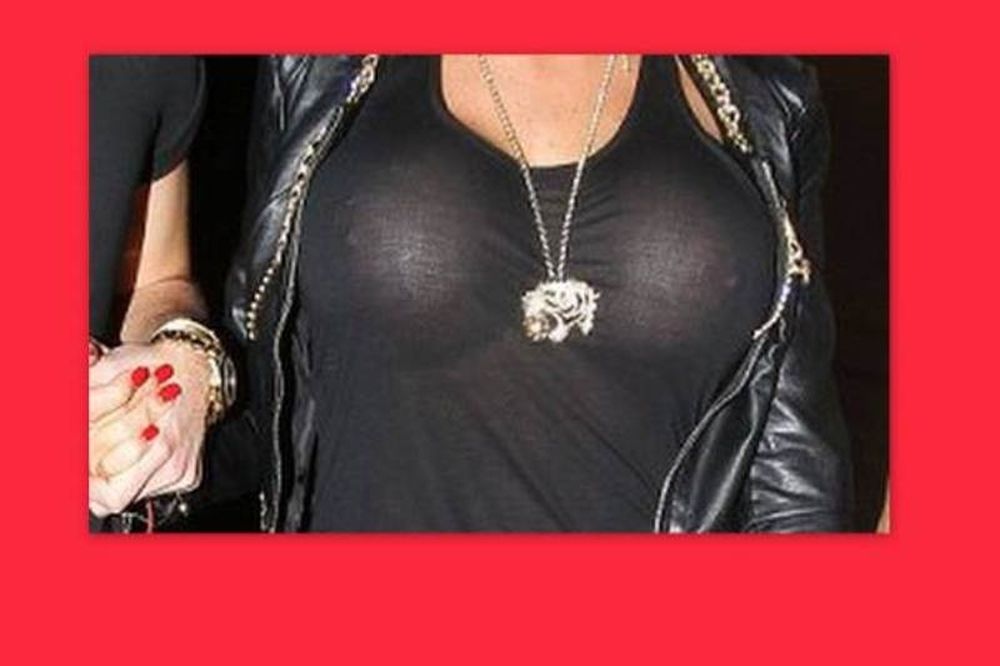 Μήπως φαίνεται… λίγο το στήθος σου;