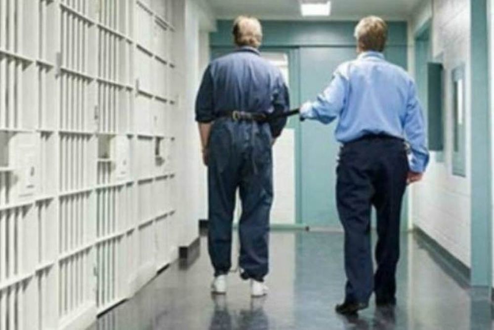 ΣΟΚ: Ιερέας βίαζε νεαρούς κρατούμενους 