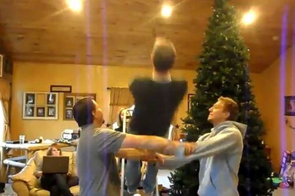 Βίντεο: Ανοιξε το κεφάλι του στο ξεστόλισμα του δέντρου