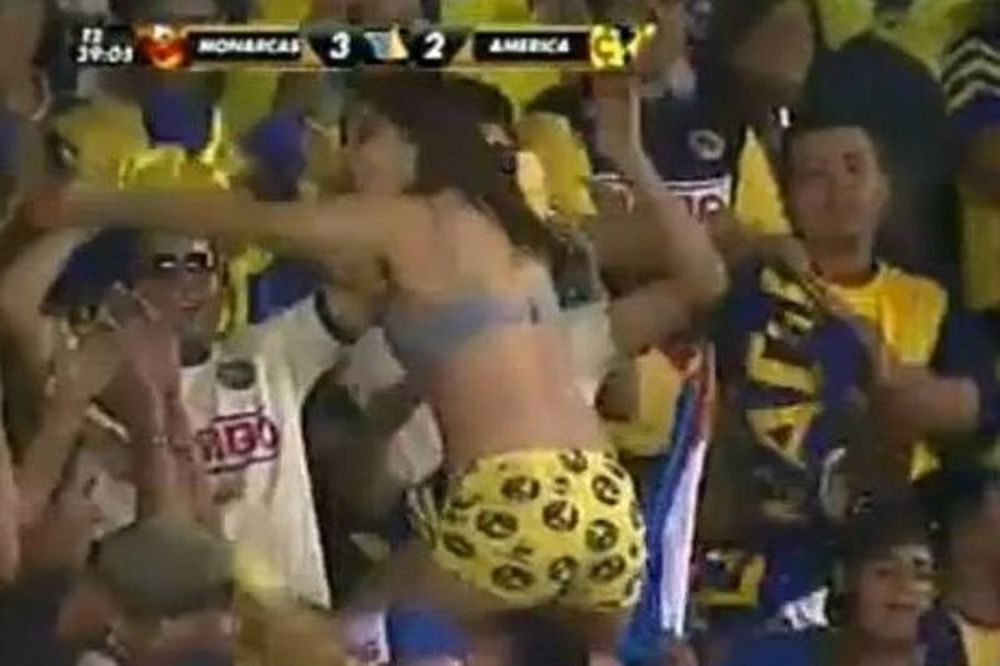 Οπαδός κατέβασε το σουτιέν της στην εξέδρα και...