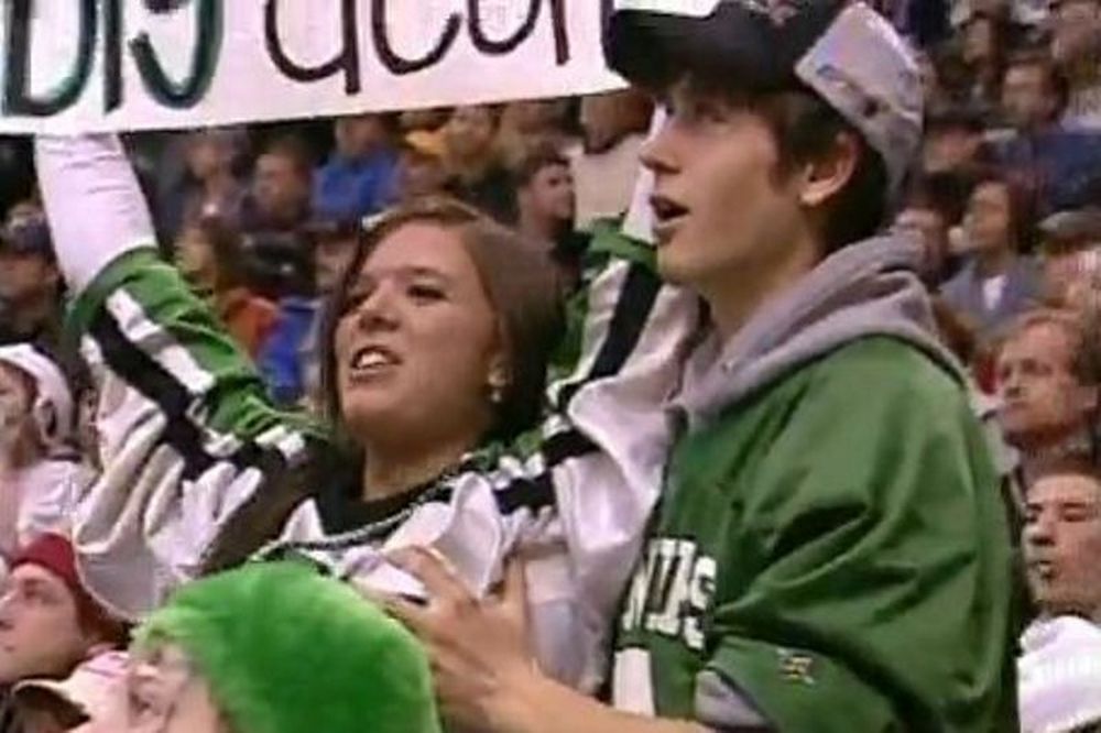 Από τη... χαρά του για το γκολ, χούφτωσε τη φίλη του (Video)