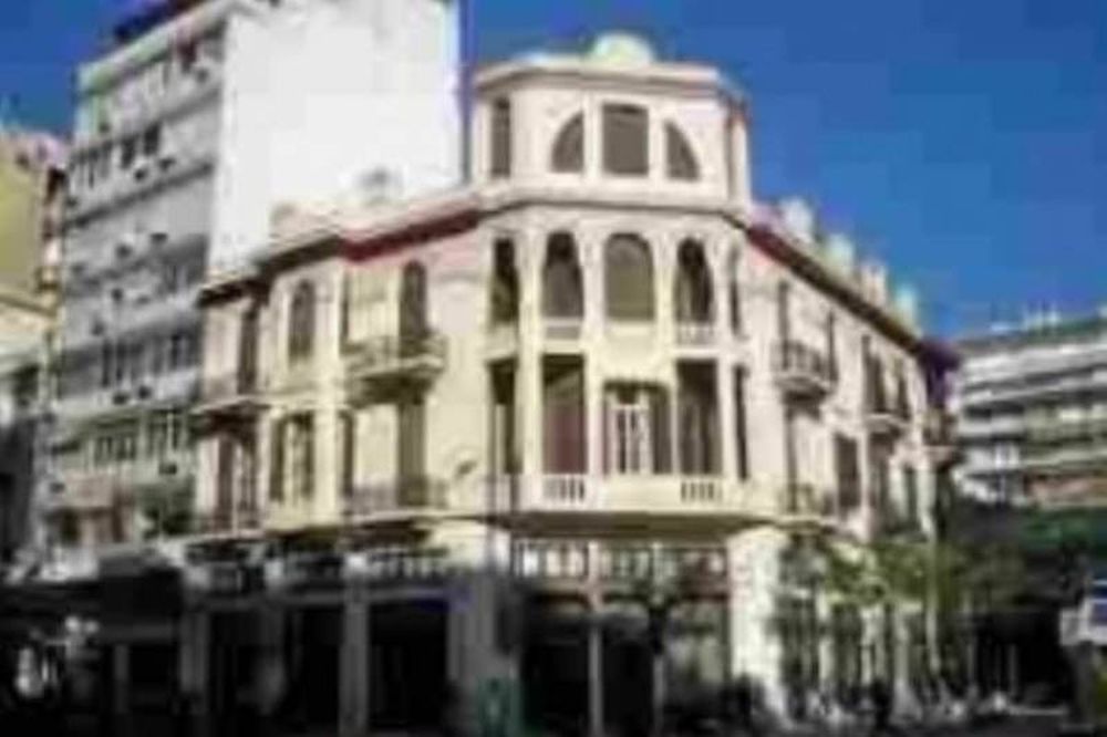 ΤΩΡΑ: Κρατάει όμηρο τη διευθύντρια και απειλεί να κάψει το κτίριο