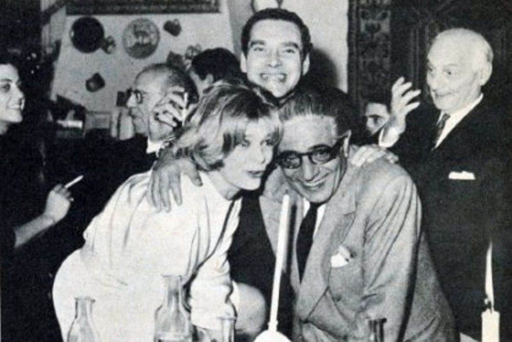 Σπάνιες φωτογραφίες με τον Ωνάση και τη Μελίνα να τα σπάνε στα μπουζούκια