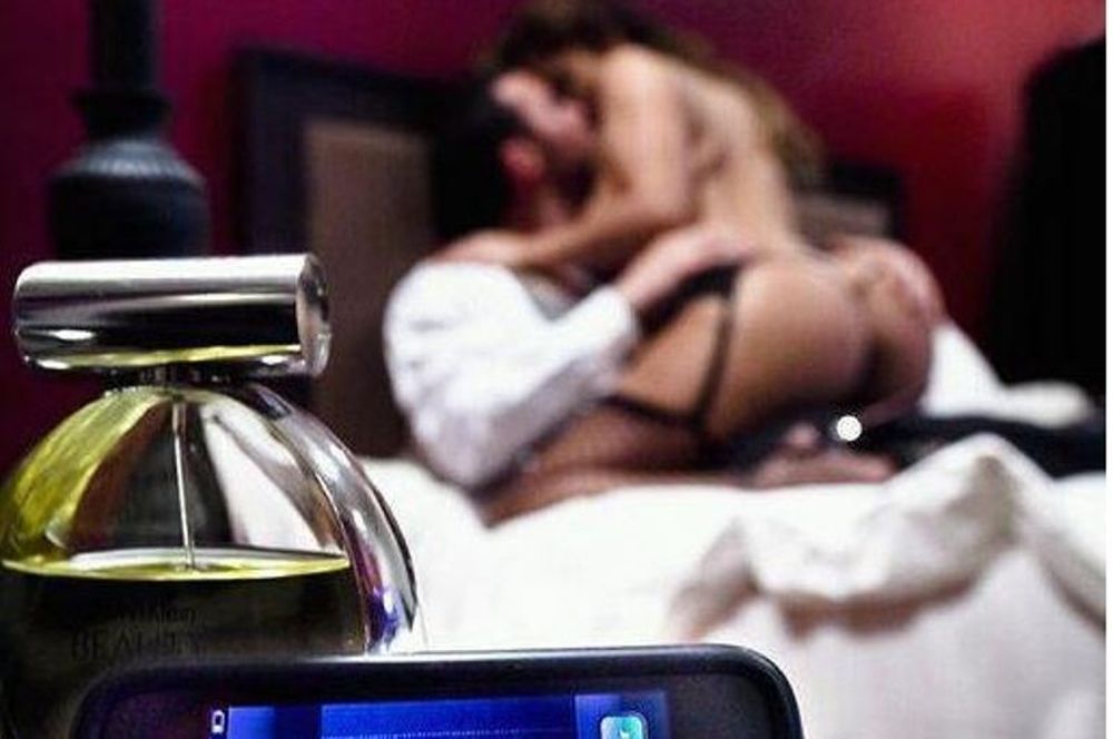 Έλληνας παρουσιαστής έπιασε τη σύντροφό του στα πράσα …με τον ξάδερφό του!