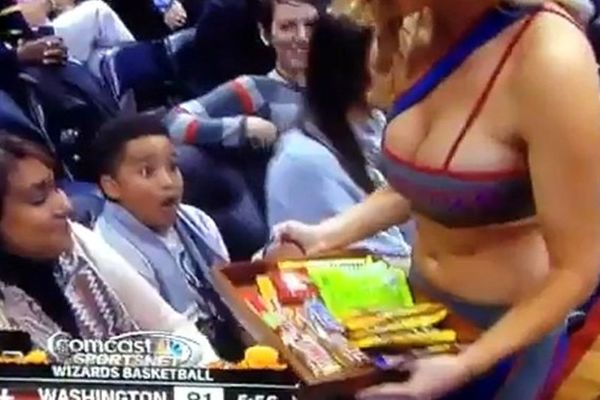 Τα… έπαιξε με την τσιρλίντερ ο μικρός! (video)